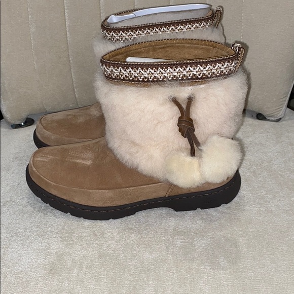 BEAUTIFUL BRAND NEW UGGS! - Picture 2 of 4